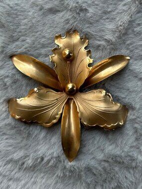 VINTAGE Large Iris Floral Gold-tone Brooch Pin